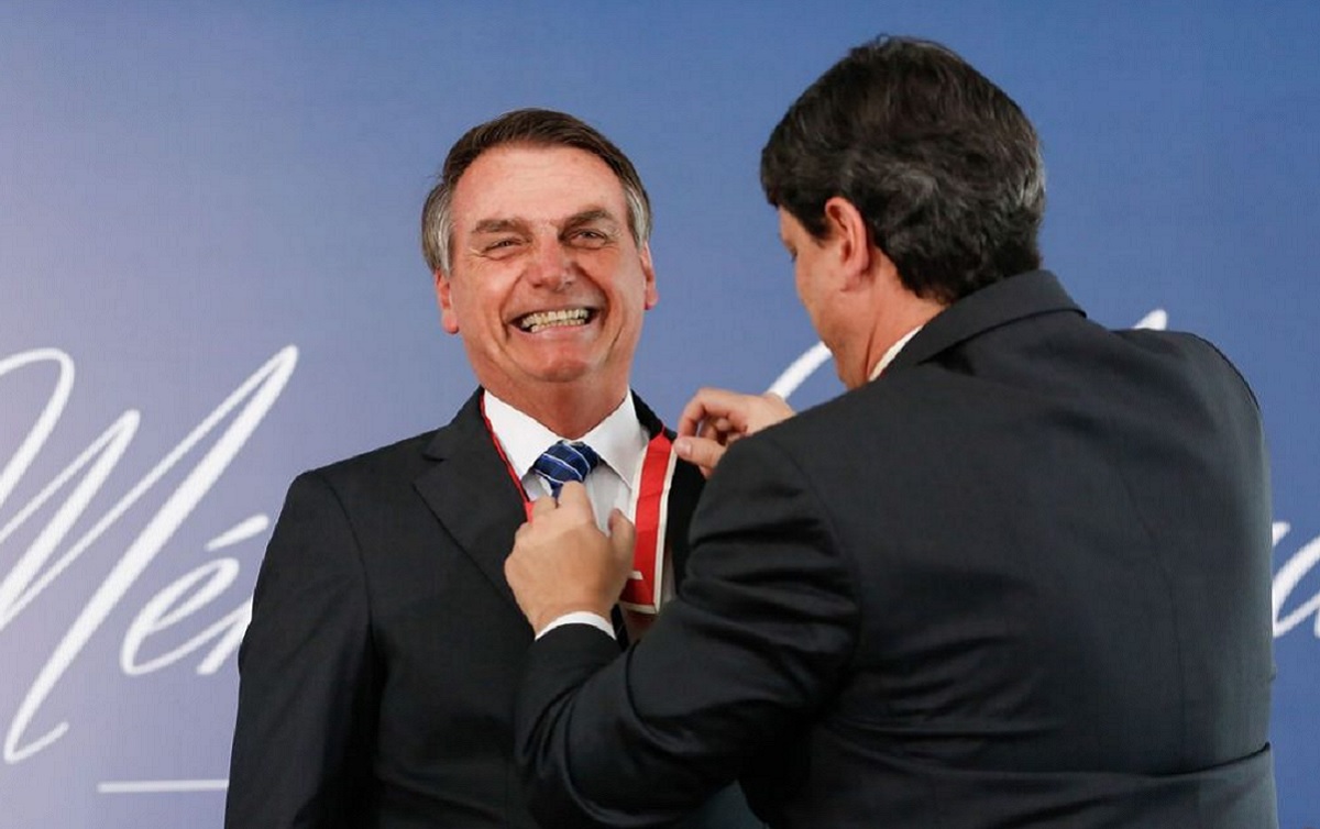 Inimigo da ciência, Bolsonaro concede a si a medalha do Mérito Científico